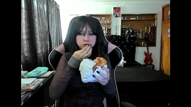 Maki Zein  online show from December 2, 2025, 7:09 pm