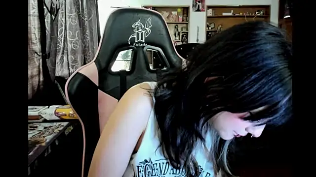 Maki Zein  online show from March 4, 2026, 8:37 pm