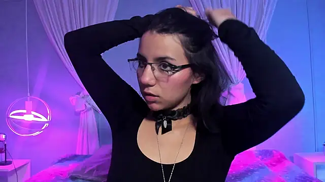 HollyPeach online show from November 4, 2025, 8:19 pm