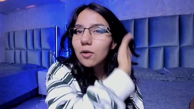 HollyPeach online show from March 8, 2026, 5:50 pm