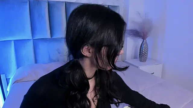 HollyPeach online show from May 18, 2026, 7:52 pm