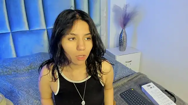 HollyPeach online show from May 28, 2026, 7:33 pm
