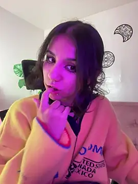 Snapshot of HollyPeach chatting on July 21, 2026, 9:44 am HollyPeach online show from July 21, 2026, 9:44 am