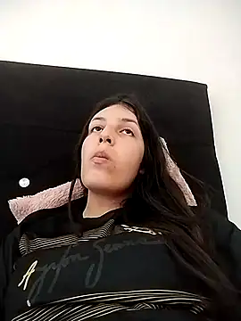 Thaila-Aurora online show from December 5, 2025, 5:53 pm