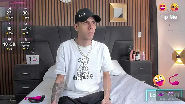 DerryAndIzzy online show from November 18, 2025, 4:50 am