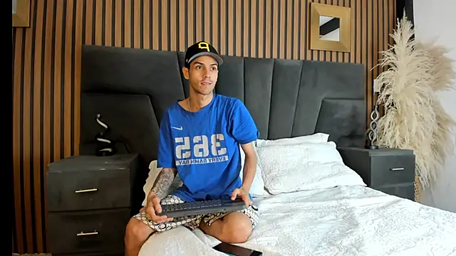 DerryAndIzzy online show from January 15, 2026, 4:06 am