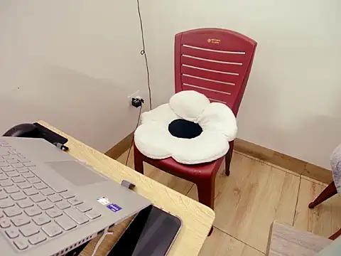 Hanna Mina online show from November 8, 2025, 2:01 am