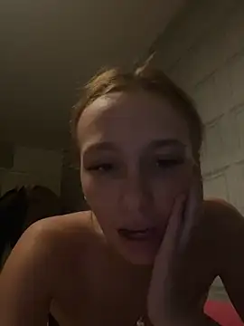 Snapshot of PoppyBabeMae chatting on October 24, 2025, 7:32 pm PoppyBabeMae online show from October 24, 2025, 7:32 pm