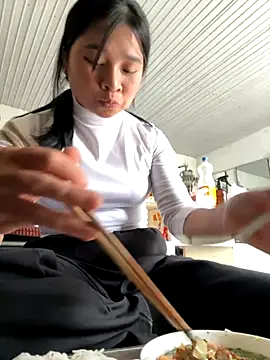 Linh-xxx online show from November 2, 2025, 4:37 am