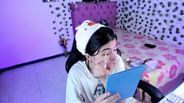 selina lovers  online show from December 3, 2025, 4:09 am