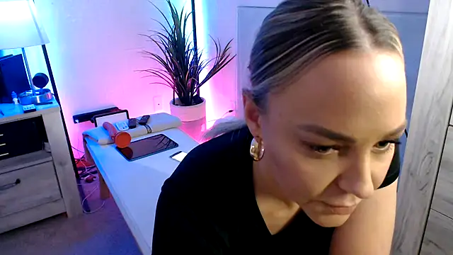 sofiahothead online show from March 30, 2026, 6:03 am