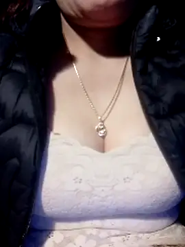 YiyinLy online show from March 10, 2026, 8:58 pm