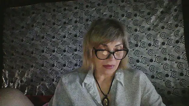 Lia Ray online show from November 10, 2025, 7:57 pm