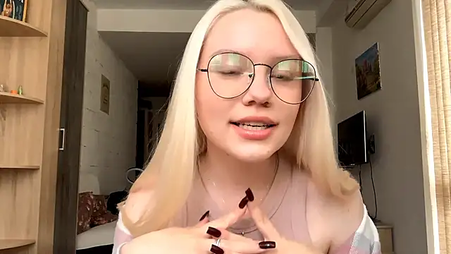 Snapshot of LupeLewitt chatting on October 19, 2025, 12:39 pm LupeLewitt online show from October 19, 2025, 12:39 pm