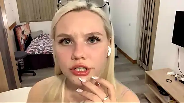 Snapshot of LupeLewitt chatting on October 30, 2025, 5:35 pm LupeLewitt online show from October 30, 2025, 5:35 pm