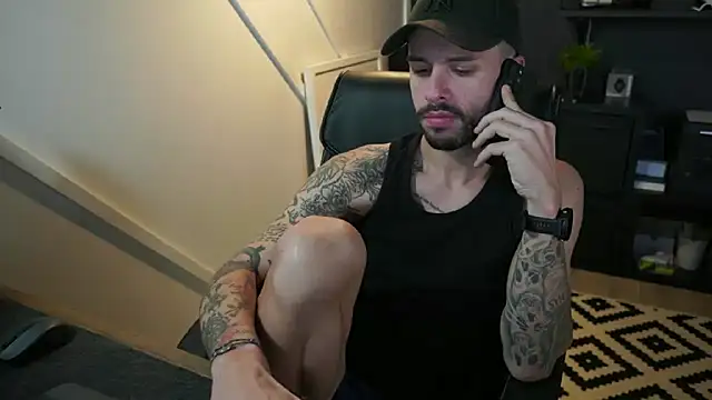 monsieurguitsxxx online show from November 17, 2025, 10:32 am