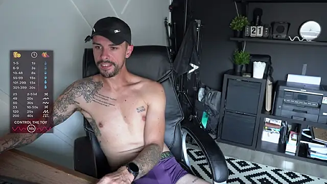 monsieurguitsxxx online show from July 17, 2026, 12:45 pm