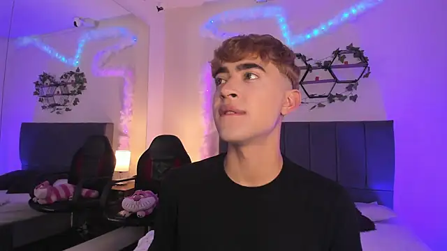 JustinCastiblanco online show from November 17, 2025, 11:38 am