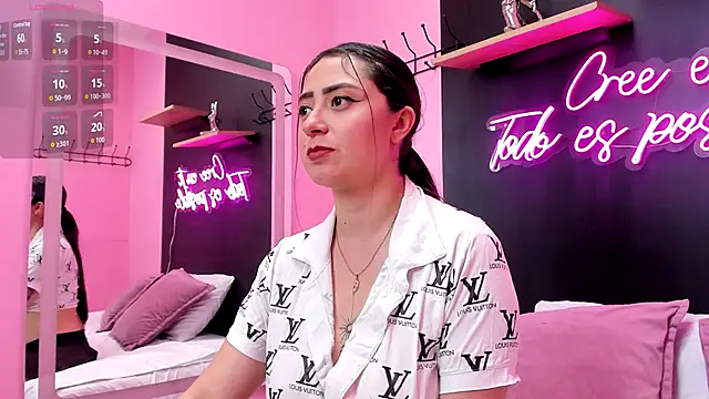 JuliethCruz  online show from December 4, 2025, 5:54 pm