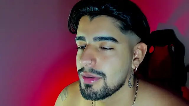 maximo black  online show from October 25, 2025, 1:24 am