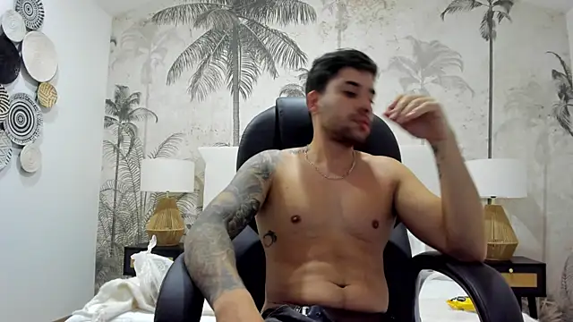 Snapshot of Mike_montoya01 chatting on October 15, 2025, 5:07 am Mike montoya01 online show from October 15, 2025, 5:07 am