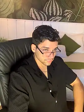 Snapshot of Mike_montoya01 chatting on October 24, 2025, 1:46 am Mike montoya01 online show from October 24, 2025, 1:46 am