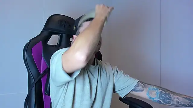 Snapshot of Mike_montoya01 chatting on December 5, 2025, 12:25 pm Mike montoya01 online show from December 5, 2025, 12:25 pm