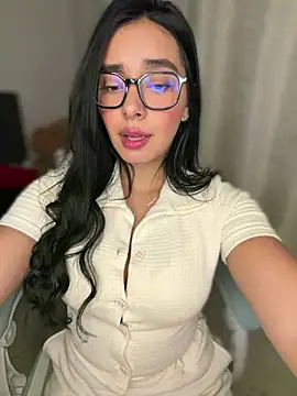 MiaSofia   online show from May 3, 2026, 5:13 am