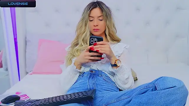 Snapshot of AriannaSins chatting on December 21, 2024, 8:10 pm AriannaSins online show from December 21, 2024, 8:10 pm