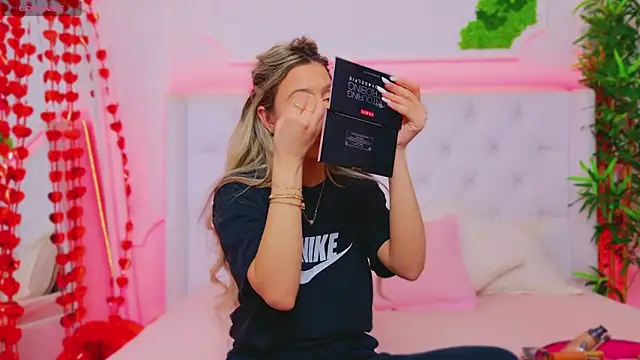 Snapshot of AriannaSins chatting on February 6, 2025, 1:54 pm AriannaSins online show from February 6, 2025, 1:54 pm