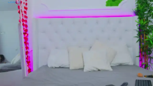 Snapshot of AriannaSins chatting on March 10, 2025, 1:21 pm AriannaSins online show from March 10, 2025, 1:21 pm