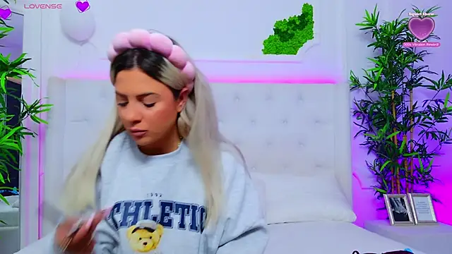 Snapshot of AriannaSins chatting on September 29, 2025, 12:21 pm AriannaSins online show from September 29, 2025, 12:21 pm