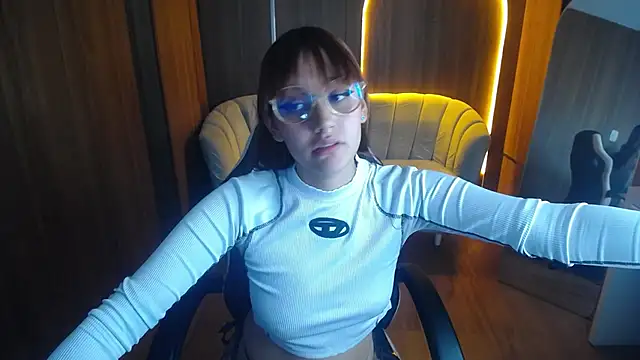 Scarlet 2b  online show from October 23, 2025, 8:18 pm