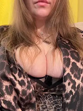 Snapshot of Curvy__Goddess chatting on April 15, 2026, 3:02 am Curvy Goddess online show from April 15, 2026, 3:02 am