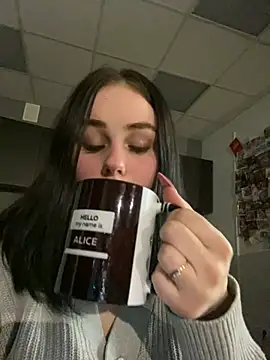 Snapshot of AliceLune chatting on February 1, 2026, 12:04 pm AliceLune online show from February 1, 2026, 12:04 pm