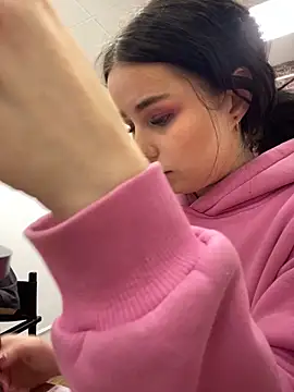 Snapshot of AliceLune chatting on February 8, 2026, 5:49 pm AliceLune online show from February 8, 2026, 5:49 pm