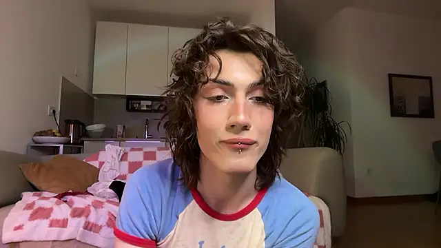 kira yoshika9e online show from April 17, 2026, 7:50 pm