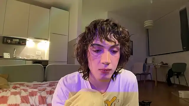 kira yoshika9e online show from April 20, 2026, 11:28 pm