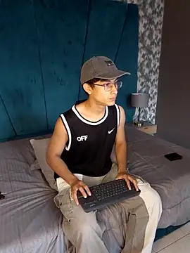 Aaron Eze online show from February 8, 2026, 9:40 pm