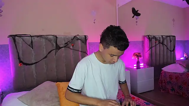 Xavier Fox    online show from October 18, 2025, 3:31 am