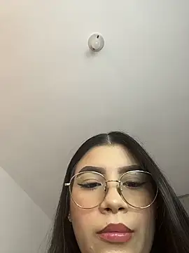 Julietalcl online show from April 20, 2026, 7:37 pm