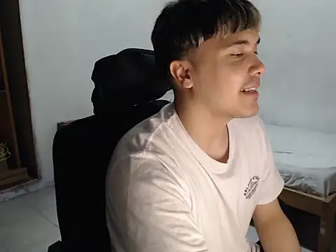 Snapshot of CuteAlexBoy chatting on December 21, 2025, 2:24 pm CuteAlexBoy online show from December 21, 2025, 2:24 pm