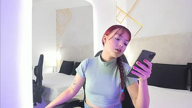 Martinaa Garcia online show from December 2, 2025, 7:42 pm