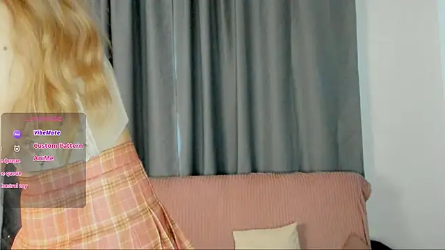 Snapshot of DreamSinder chatting on April 9, 2026, 6:30 am DreamSinder online show from April 9, 2026, 6:30 am