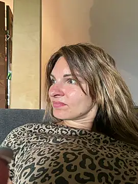 kinkysarahx online show from June 25, 2026, 8:19 am