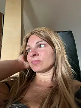 kinkysarahx online show from August 3, 2026, 10:21 am
