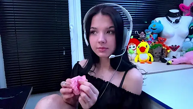 Snapshot of HanaMantanaDell chatting on October 17, 2025, 1:14 pm HanaMantanaDell online show from October 17, 2025, 1:14 pm