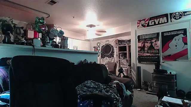 biggerisbetter12 online show from March 26, 2026, 9:48 am