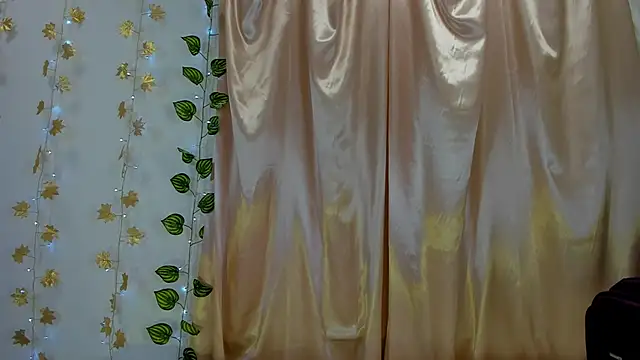 Milie yue online show from December 2, 2025, 2:01 pm