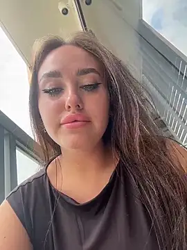 KiraSunshine online show from March 18, 2026, 4:15 am